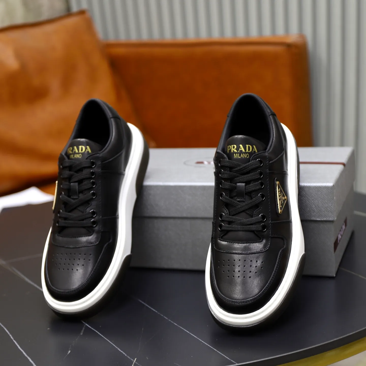 Factory price: 720💰Top original order Brand: PRADA (Prada) Standard code: Men's size 38/44 (45 can be customized) Grade: Same as the official website Material: Original cowhide stitching imported cowhide lining Original combination two-color wear-resistant soft outsole Style category: Leisure and sports version Young fashion European and American trend British style Color: Actual picture color